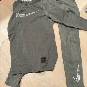 Nike Pro Gray Long Sleeve and Pants Set and black leggings
